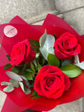 3 red roses